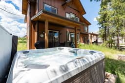 4BR Townhouse with Hot Tub, Fireplace & Views