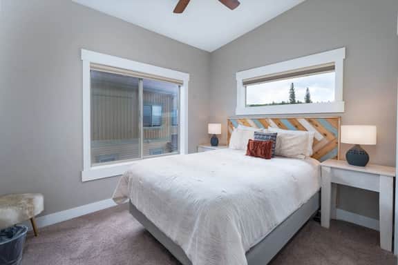 4BR Townhouse with Hot Tub, Fireplace & Views