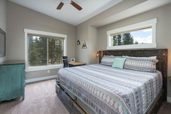 4BR Townhouse with Hot Tub, Fireplace & Views