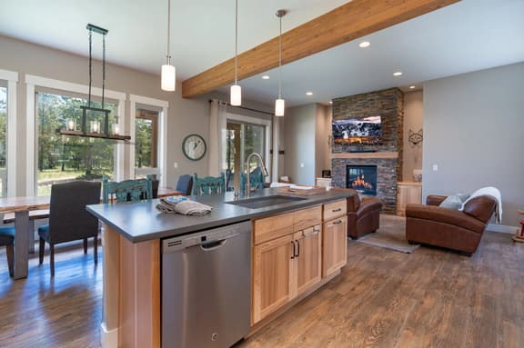 4BR Townhouse with Hot Tub, Fireplace & Views